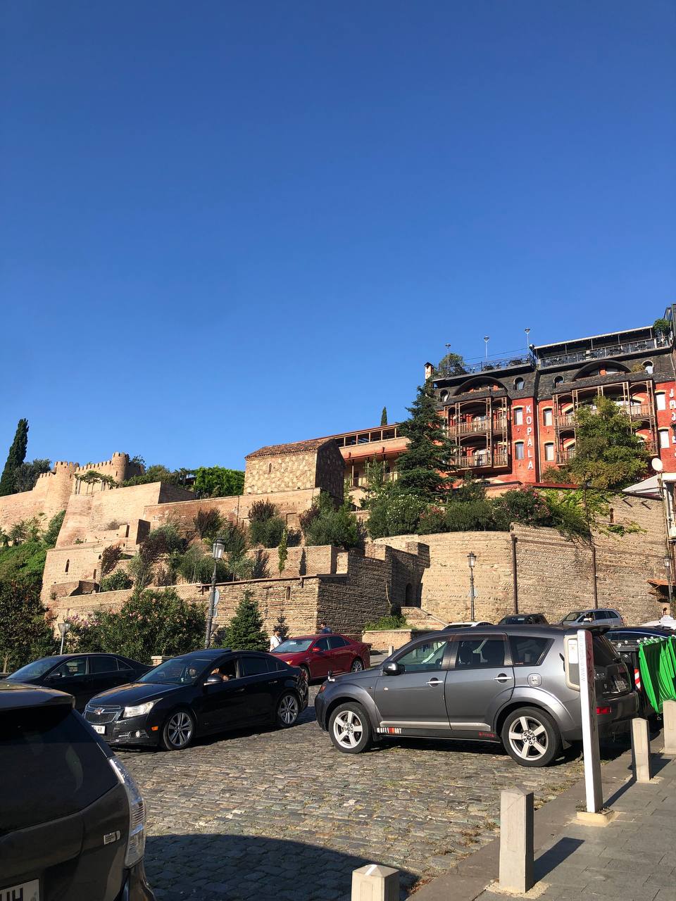 Крупнейший город Грузии имеет богатую историю длиной в более чем полторы тысячи лет. Елена Серегина провела там почти две недели, успев побродить по старой части города, побывать на местном празднике и попробовать традиционные угощения. А на обратном пути еще и ненадолго заглянула во Владикавказ. Подробнее о путешествии читайте на сайте «Ключ-Медиа».