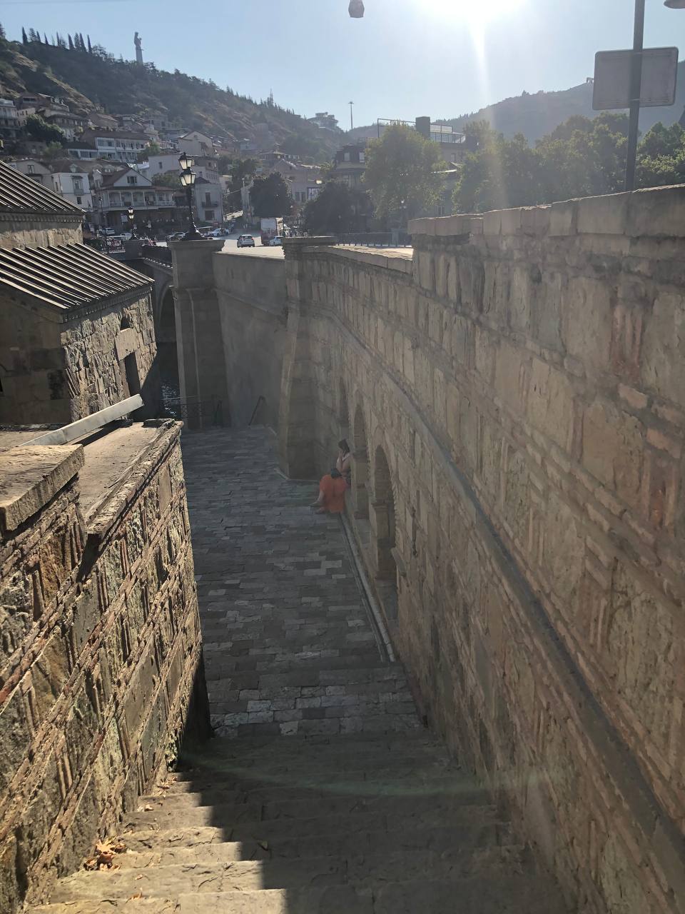 Крупнейший город Грузии имеет богатую историю длиной в более чем полторы тысячи лет. Елена Серегина провела там почти две недели, успев побродить по старой части города, побывать на местном празднике и попробовать традиционные угощения. А на обратном пути еще и ненадолго заглянула во Владикавказ. Подробнее о путешествии читайте на сайте «Ключ-Медиа».