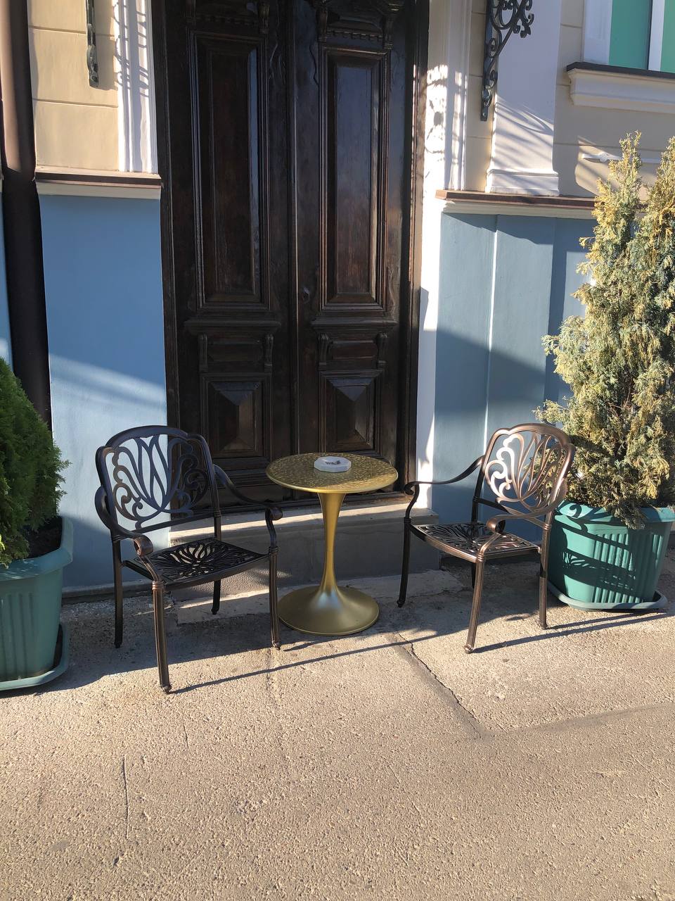 Крупнейший город Грузии имеет богатую историю длиной в более чем полторы тысячи лет. Елена Серегина провела там почти две недели, успев побродить по старой части города, побывать на местном празднике и попробовать традиционные угощения. А на обратном пути еще и ненадолго заглянула во Владикавказ. Подробнее о путешествии читайте на сайте «Ключ-Медиа».