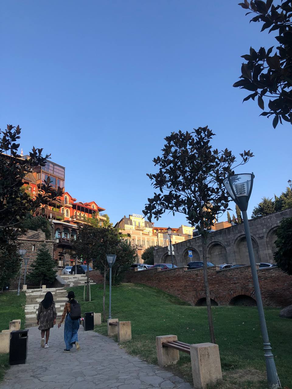 Крупнейший город Грузии имеет богатую историю длиной в более чем полторы тысячи лет. Елена Серегина провела там почти две недели, успев побродить по старой части города, побывать на местном празднике и попробовать традиционные угощения. А на обратном пути еще и ненадолго заглянула во Владикавказ. Подробнее о путешествии читайте на сайте «Ключ-Медиа».