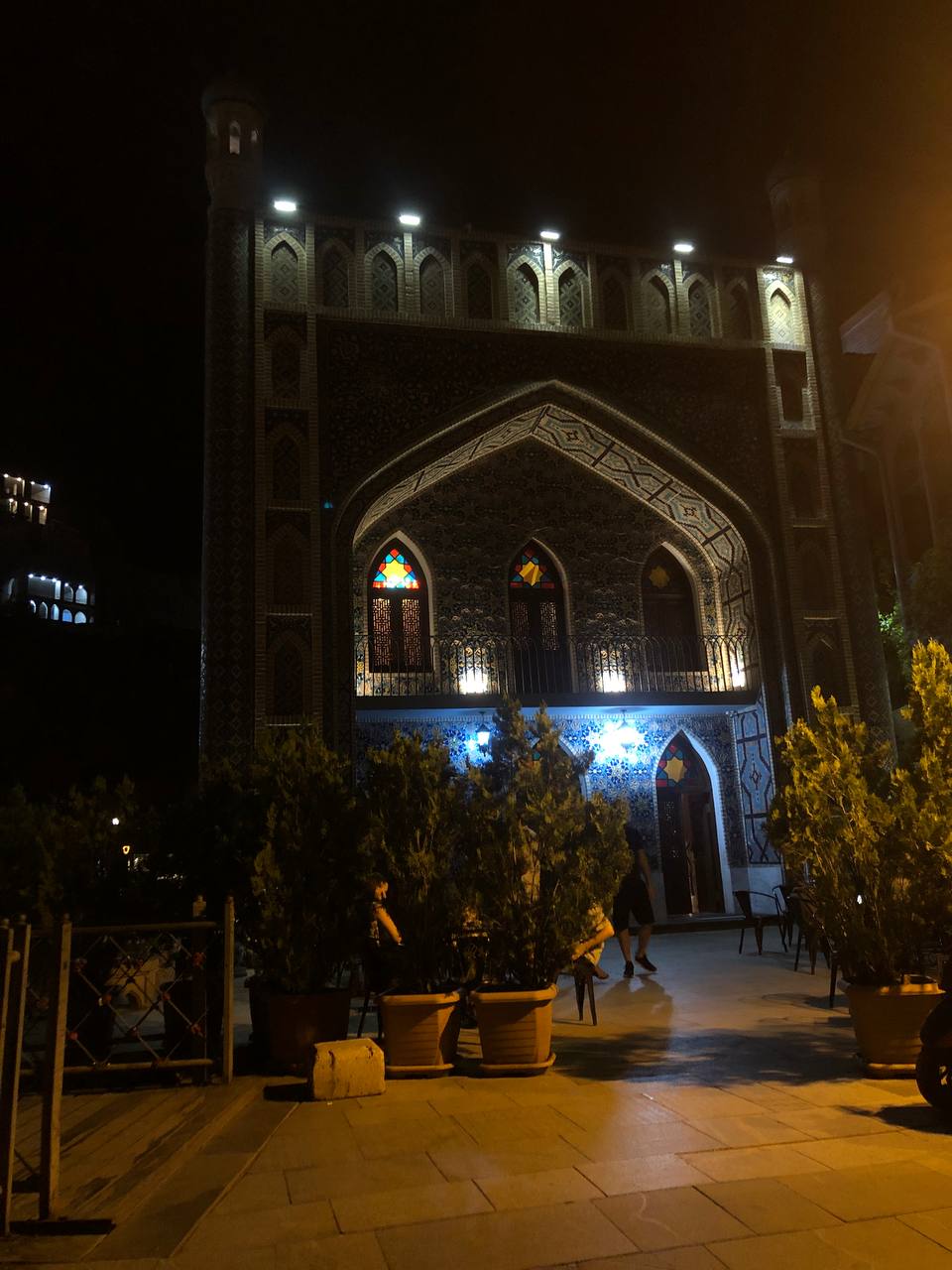 Крупнейший город Грузии имеет богатую историю длиной в более чем полторы тысячи лет. Елена Серегина провела там почти две недели, успев побродить по старой части города, побывать на местном празднике и попробовать традиционные угощения. А на обратном пути еще и ненадолго заглянула во Владикавказ. Подробнее о путешествии читайте на сайте «Ключ-Медиа».