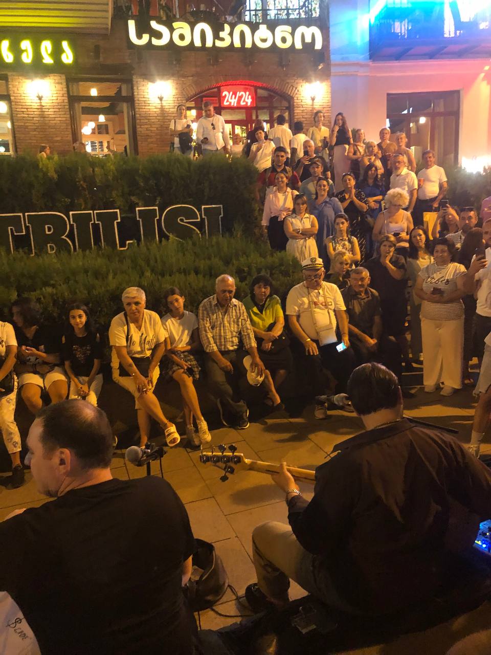 Крупнейший город Грузии имеет богатую историю длиной в более чем полторы тысячи лет. Елена Серегина провела там почти две недели, успев побродить по старой части города, побывать на местном празднике и попробовать традиционные угощения. А на обратном пути еще и ненадолго заглянула во Владикавказ. Подробнее о путешествии читайте на сайте «Ключ-Медиа».