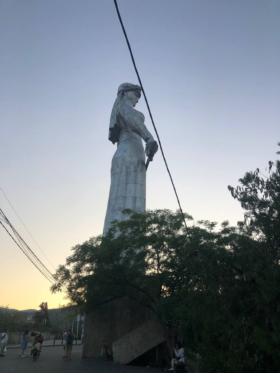 Крупнейший город Грузии имеет богатую историю длиной в более чем полторы тысячи лет. Елена Серегина провела там почти две недели, успев побродить по старой части города, побывать на местном празднике и попробовать традиционные угощения. А на обратном пути еще и ненадолго заглянула во Владикавказ. Подробнее о путешествии читайте на сайте «Ключ-Медиа».