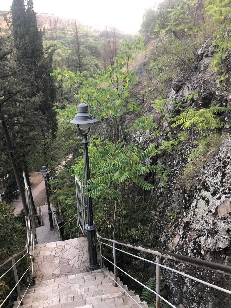 Крупнейший город Грузии имеет богатую историю длиной в более чем полторы тысячи лет. Елена Серегина провела там почти две недели, успев побродить по старой части города, побывать на местном празднике и попробовать традиционные угощения. А на обратном пути еще и ненадолго заглянула во Владикавказ. Подробнее о путешествии читайте на сайте «Ключ-Медиа».