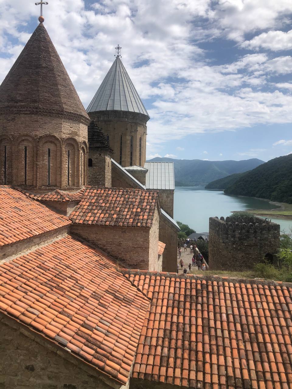 Крупнейший город Грузии имеет богатую историю длиной в более чем полторы тысячи лет. Елена Серегина провела там почти две недели, успев побродить по старой части города, побывать на местном празднике и попробовать традиционные угощения. А на обратном пути еще и ненадолго заглянула во Владикавказ. Подробнее о путешествии читайте на сайте «Ключ-Медиа».
