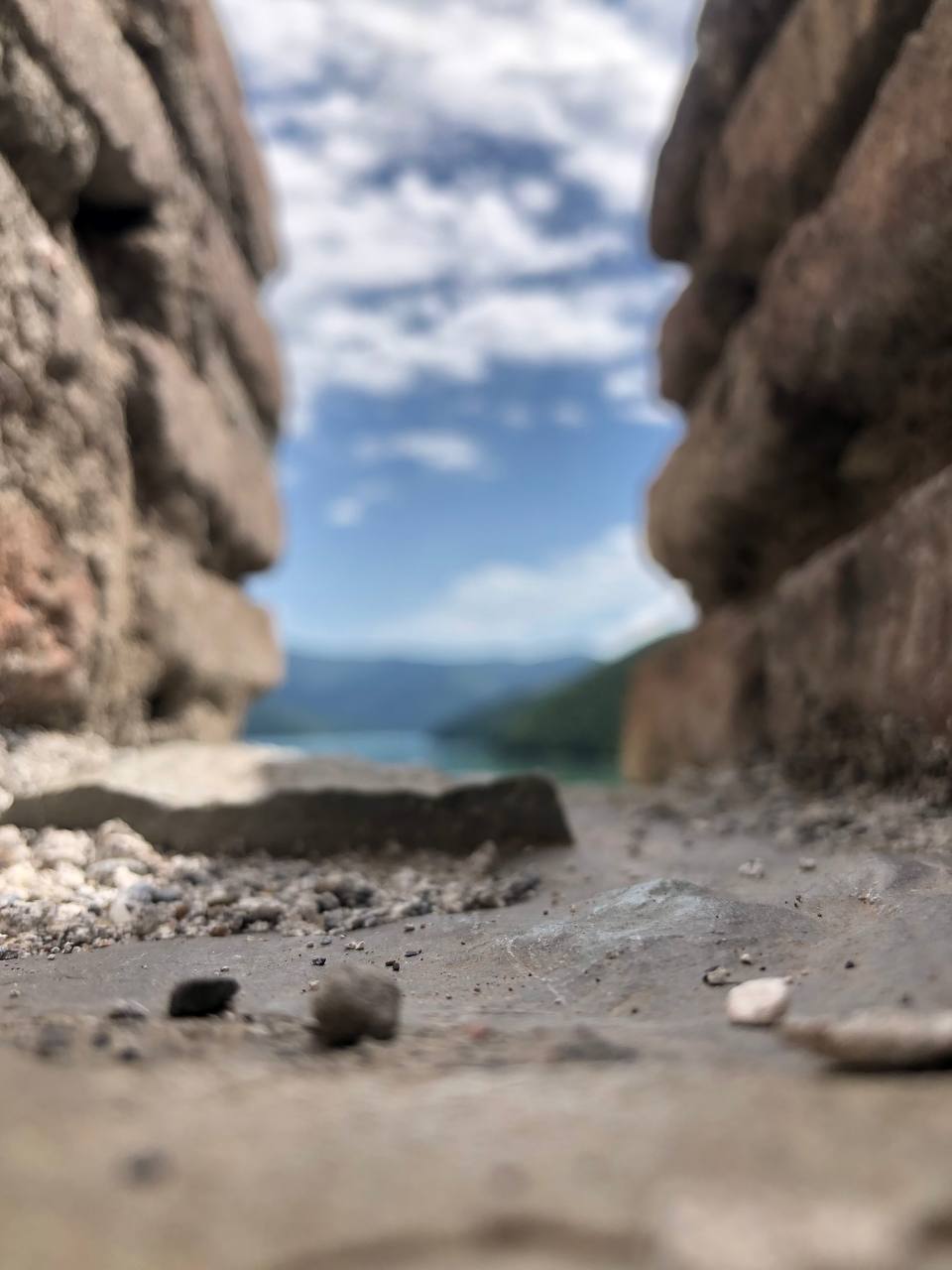 Крупнейший город Грузии имеет богатую историю длиной в более чем полторы тысячи лет. Елена Серегина провела там почти две недели, успев побродить по старой части города, побывать на местном празднике и попробовать традиционные угощения. А на обратном пути еще и ненадолго заглянула во Владикавказ. Подробнее о путешествии читайте на сайте «Ключ-Медиа».