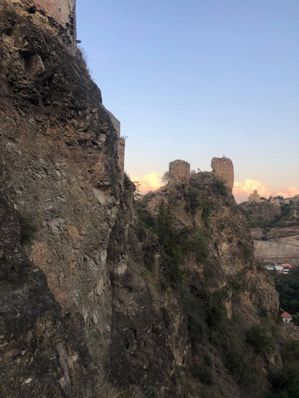 Крупнейший город Грузии имеет богатую историю длиной в более чем полторы тысячи лет. Елена Серегина провела там почти две недели, успев побродить по старой части города, побывать на местном празднике и попробовать традиционные угощения. А на обратном пути еще и ненадолго заглянула во Владикавказ. Подробнее о путешествии читайте на сайте «Ключ-Медиа».