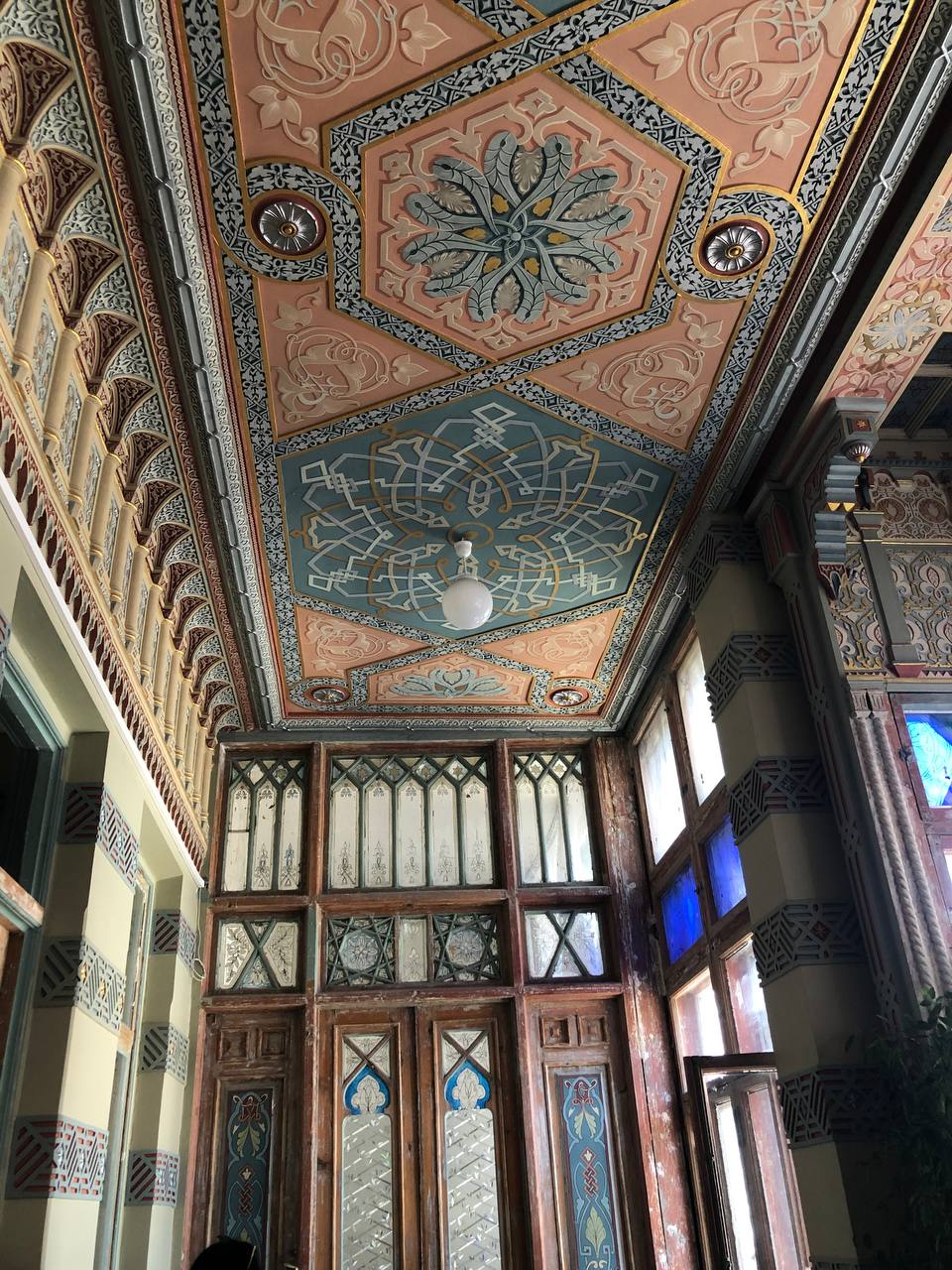 Крупнейший город Грузии имеет богатую историю длиной в более чем полторы тысячи лет. Елена Серегина провела там почти две недели, успев побродить по старой части города, побывать на местном празднике и попробовать традиционные угощения. А на обратном пути еще и ненадолго заглянула во Владикавказ. Подробнее о путешествии читайте на сайте «Ключ-Медиа».