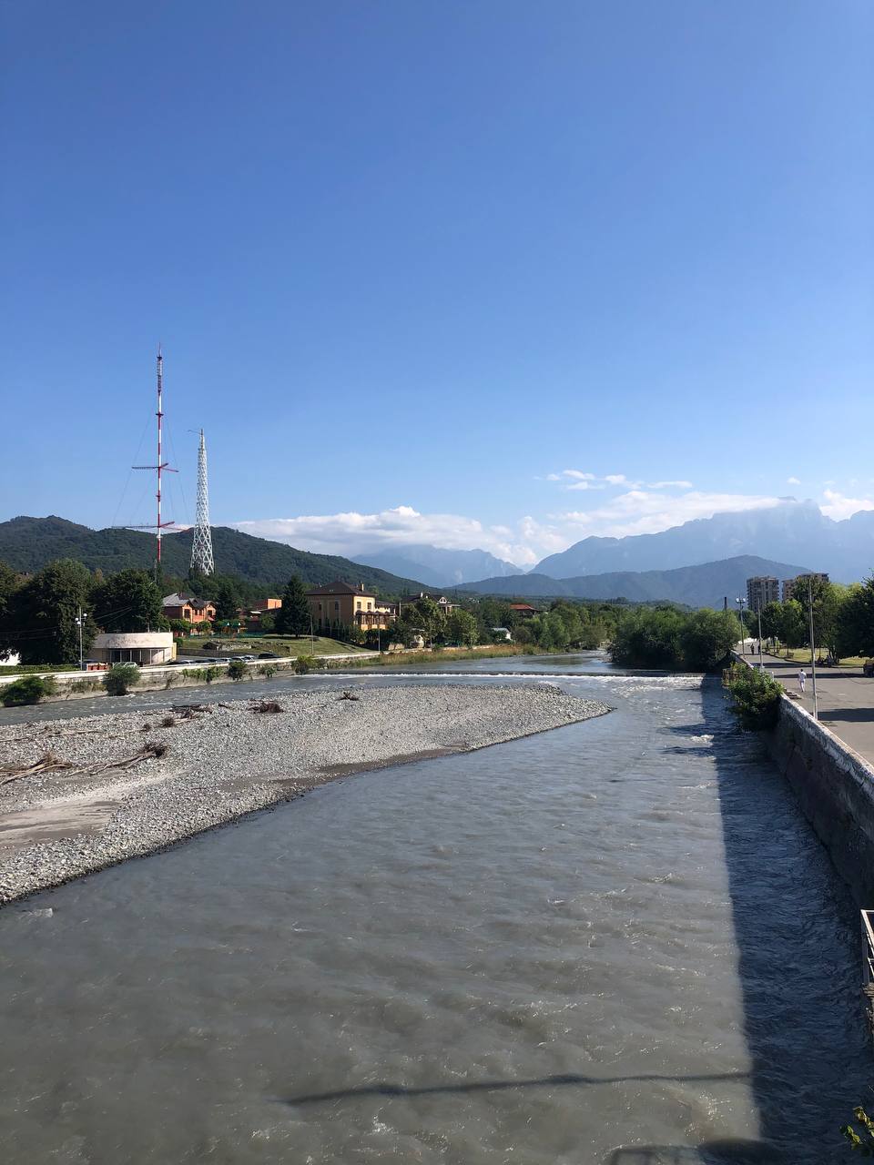 Крупнейший город Грузии имеет богатую историю длиной в более чем полторы тысячи лет. Елена Серегина провела там почти две недели, успев побродить по старой части города, побывать на местном празднике и попробовать традиционные угощения. А на обратном пути еще и ненадолго заглянула во Владикавказ. Подробнее о путешествии читайте на сайте «Ключ-Медиа».