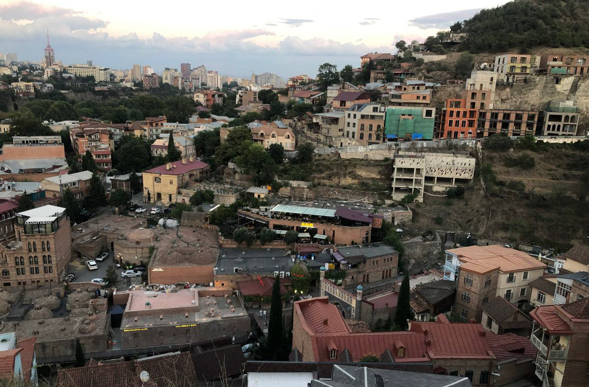 Крупнейший город Грузии имеет богатую историю длиной в более чем полторы тысячи лет. Елена Серегина провела там почти две недели, успев побродить по старой части города, побывать на местном празднике и попробовать традиционные угощения. А на обратном пути еще и ненадолго заглянула во Владикавказ. Подробнее о путешествии читайте на сайте «Ключ-Медиа».