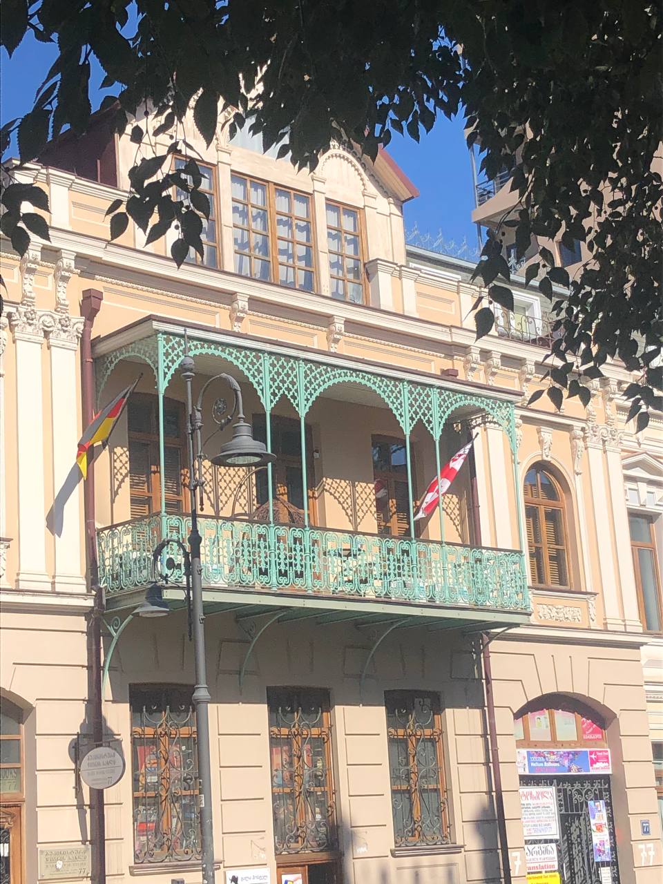 Крупнейший город Грузии имеет богатую историю длиной в более чем полторы тысячи лет. Елена Серегина провела там почти две недели, успев побродить по старой части города, побывать на местном празднике и попробовать традиционные угощения. А на обратном пути еще и ненадолго заглянула во Владикавказ. Подробнее о путешествии читайте на сайте «Ключ-Медиа».