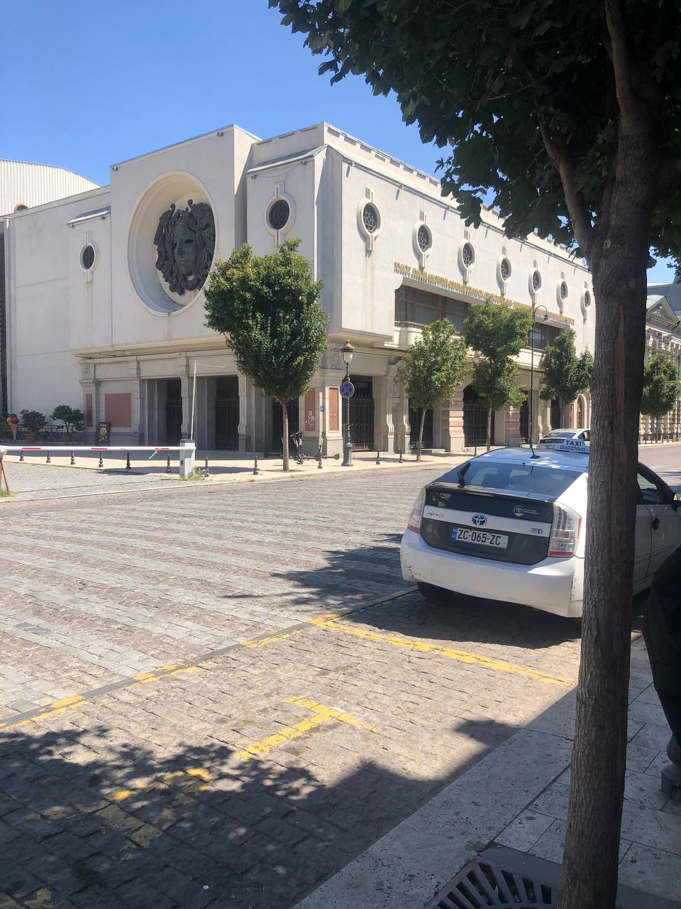 Крупнейший город Грузии имеет богатую историю длиной в более чем полторы тысячи лет. Елена Серегина провела там почти две недели, успев побродить по старой части города, побывать на местном празднике и попробовать традиционные угощения. А на обратном пути еще и ненадолго заглянула во Владикавказ. Подробнее о путешествии читайте на сайте «Ключ-Медиа».