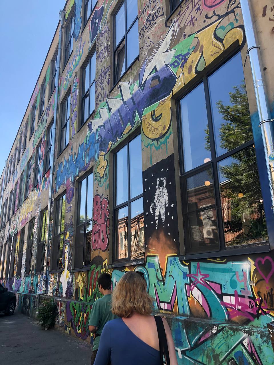 Крупнейший город Грузии имеет богатую историю длиной в более чем полторы тысячи лет. Елена Серегина провела там почти две недели, успев побродить по старой части города, побывать на местном празднике и попробовать традиционные угощения. А на обратном пути еще и ненадолго заглянула во Владикавказ. Подробнее о путешествии читайте на сайте «Ключ-Медиа».