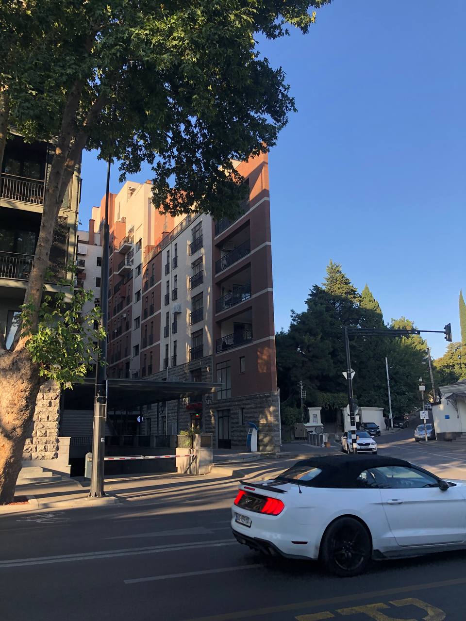 Крупнейший город Грузии имеет богатую историю длиной в более чем полторы тысячи лет. Елена Серегина провела там почти две недели, успев побродить по старой части города, побывать на местном празднике и попробовать традиционные угощения. А на обратном пути еще и ненадолго заглянула во Владикавказ. Подробнее о путешествии читайте на сайте «Ключ-Медиа».