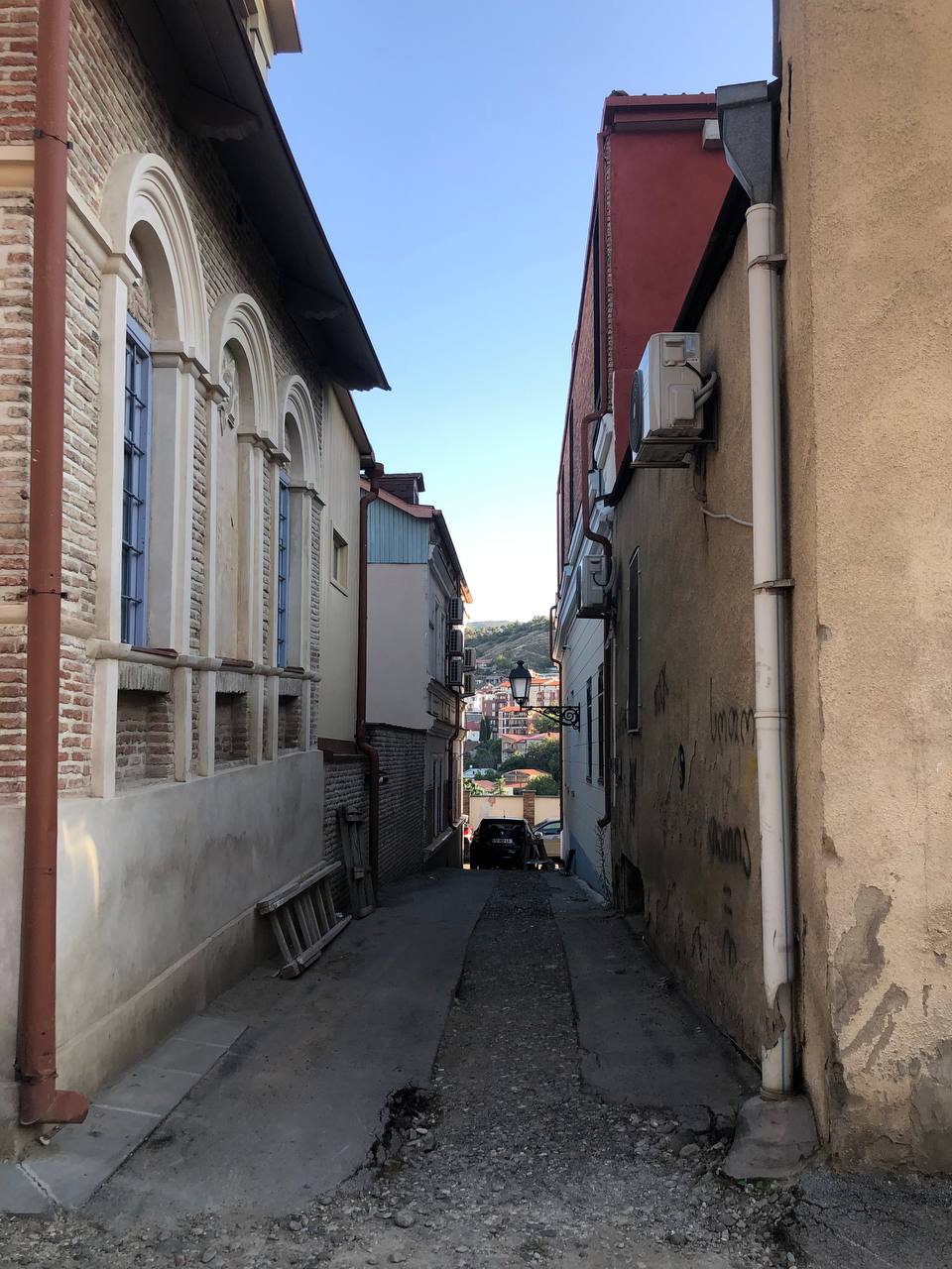 Крупнейший город Грузии имеет богатую историю длиной в более чем полторы тысячи лет. Елена Серегина провела там почти две недели, успев побродить по старой части города, побывать на местном празднике и попробовать традиционные угощения. А на обратном пути еще и ненадолго заглянула во Владикавказ. Подробнее о путешествии читайте на сайте «Ключ-Медиа».