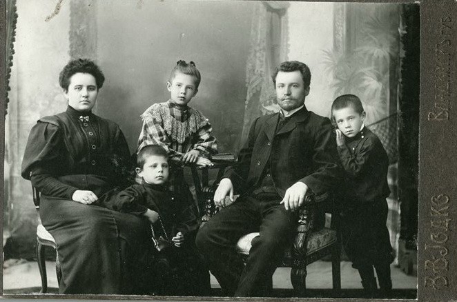 Яков Ревякин, пожалуй, один из самых известных архитекторов нашего города. Около 50 лет он прожил о Владимире. Почти все здания, построенные по его проектам, сохранились и являются памятниками архитектуры. Без его модерна и псевдорусского стиля невозможно сейчас представить облик исторического центра. Предлагаем вспомнить жизненный путь нашего выдающегося земляка и его яркие работы.