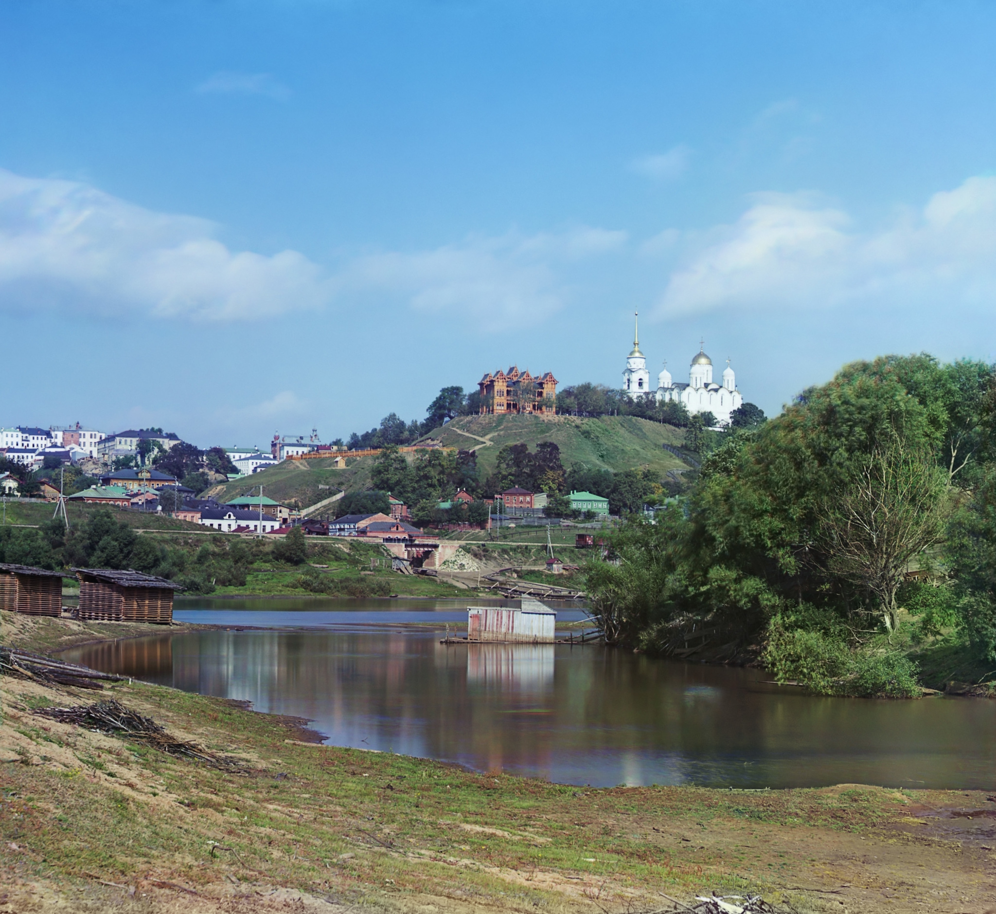 Яков Ревякин, пожалуй, один из самых известных архитекторов нашего города. Около 50 лет он прожил о Владимире. Почти все здания, построенные по его проектам, сохранились и являются памятниками архитектуры. Без его модерна и псевдорусского стиля невозможно сейчас представить облик исторического центра. Предлагаем вспомнить жизненный путь нашего выдающегося земляка и его яркие работы.