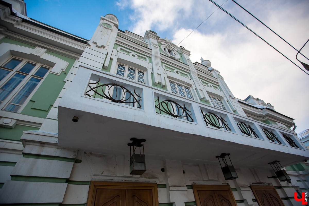 Яков Ревякин, пожалуй, один из самых известных архитекторов нашего города. Около 50 лет он прожил о Владимире. Почти все здания, построенные по его проектам, сохранились и являются памятниками архитектуры. Без его модерна и псевдорусского стиля невозможно сейчас представить облик исторического центра. Предлагаем вспомнить жизненный путь нашего выдающегося земляка и его яркие работы.