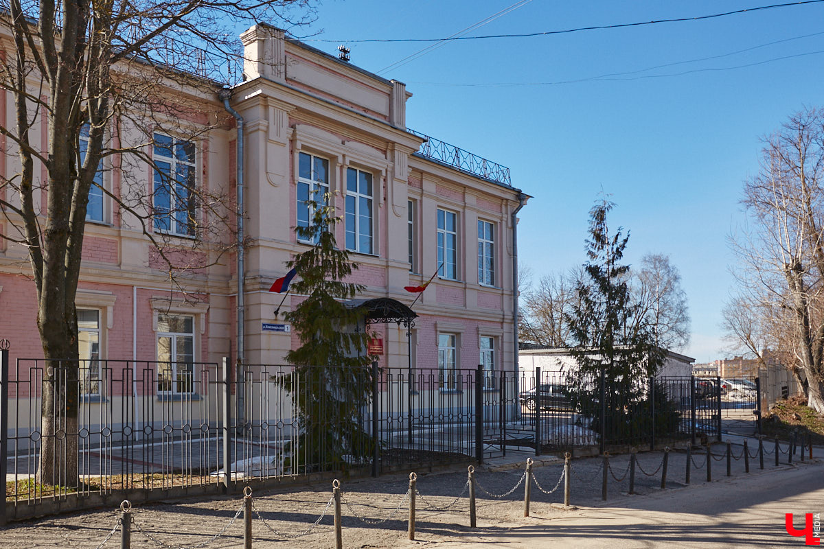 Яков Ревякин, пожалуй, один из самых известных архитекторов нашего города. Около 50 лет он прожил о Владимире. Почти все здания, построенные по его проектам, сохранились и являются памятниками архитектуры. Без его модерна и псевдорусского стиля невозможно сейчас представить облик исторического центра. Предлагаем вспомнить жизненный путь нашего выдающегося земляка и его яркие работы.