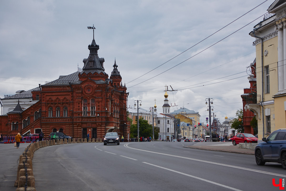 Яков Ревякин, пожалуй, один из самых известных архитекторов нашего города. Около 50 лет он прожил о Владимире. Почти все здания, построенные по его проектам, сохранились и являются памятниками архитектуры. Без его модерна и псевдорусского стиля невозможно сейчас представить облик исторического центра. Предлагаем вспомнить жизненный путь нашего выдающегося земляка и его яркие работы.