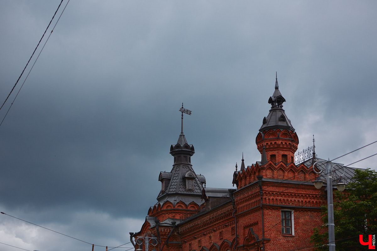 Яков Ревякин, пожалуй, один из самых известных архитекторов нашего города. Около 50 лет он прожил о Владимире. Почти все здания, построенные по его проектам, сохранились и являются памятниками архитектуры. Без его модерна и псевдорусского стиля невозможно сейчас представить облик исторического центра. Предлагаем вспомнить жизненный путь нашего выдающегося земляка и его яркие работы.