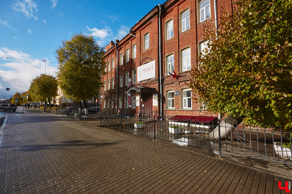 Яков Ревякин, пожалуй, один из самых известных архитекторов нашего города. Около 50 лет он прожил о Владимире. Почти все здания, построенные по его проектам, сохранились и являются памятниками архитектуры. Без его модерна и псевдорусского стиля невозможно сейчас представить облик исторического центра. Предлагаем вспомнить жизненный путь нашего выдающегося земляка и его яркие работы.