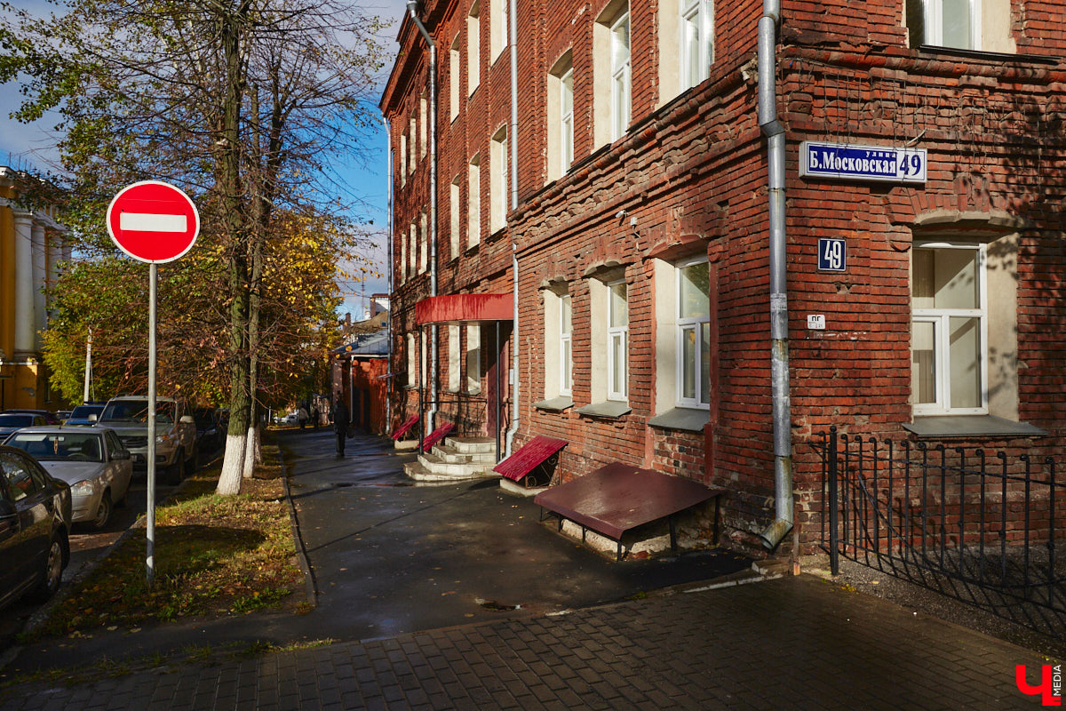 Яков Ревякин, пожалуй, один из самых известных архитекторов нашего города. Около 50 лет он прожил о Владимире. Почти все здания, построенные по его проектам, сохранились и являются памятниками архитектуры. Без его модерна и псевдорусского стиля невозможно сейчас представить облик исторического центра. Предлагаем вспомнить жизненный путь нашего выдающегося земляка и его яркие работы.