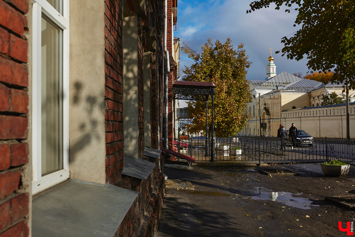 Яков Ревякин, пожалуй, один из самых известных архитекторов нашего города. Около 50 лет он прожил о Владимире. Почти все здания, построенные по его проектам, сохранились и являются памятниками архитектуры. Без его модерна и псевдорусского стиля невозможно сейчас представить облик исторического центра. Предлагаем вспомнить жизненный путь нашего выдающегося земляка и его яркие работы.