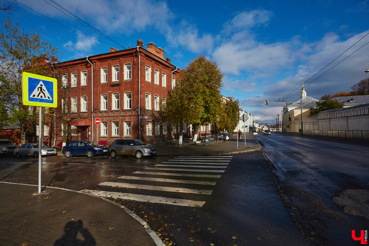 Яков Ревякин, пожалуй, один из самых известных архитекторов нашего города. Около 50 лет он прожил о Владимире. Почти все здания, построенные по его проектам, сохранились и являются памятниками архитектуры. Без его модерна и псевдорусского стиля невозможно сейчас представить облик исторического центра. Предлагаем вспомнить жизненный путь нашего выдающегося земляка и его яркие работы.