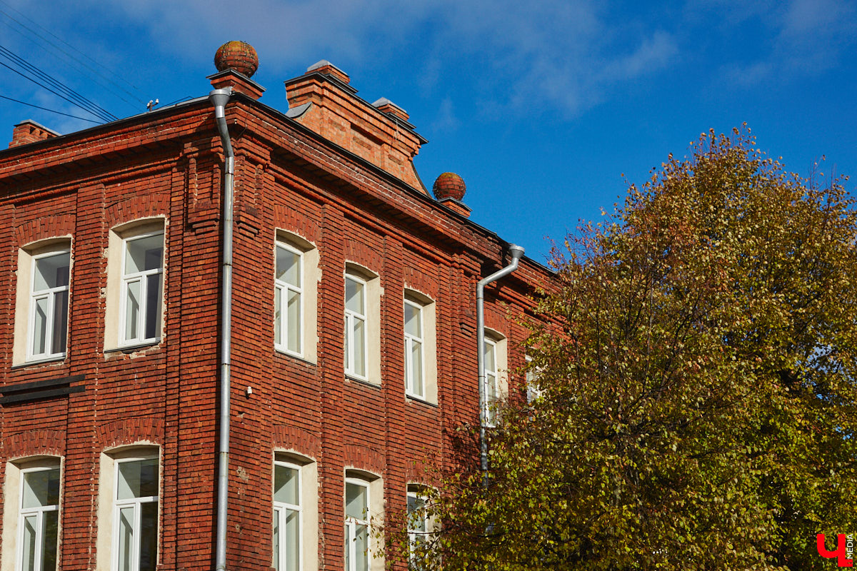 Яков Ревякин, пожалуй, один из самых известных архитекторов нашего города. Около 50 лет он прожил о Владимире. Почти все здания, построенные по его проектам, сохранились и являются памятниками архитектуры. Без его модерна и псевдорусского стиля невозможно сейчас представить облик исторического центра. Предлагаем вспомнить жизненный путь нашего выдающегося земляка и его яркие работы.