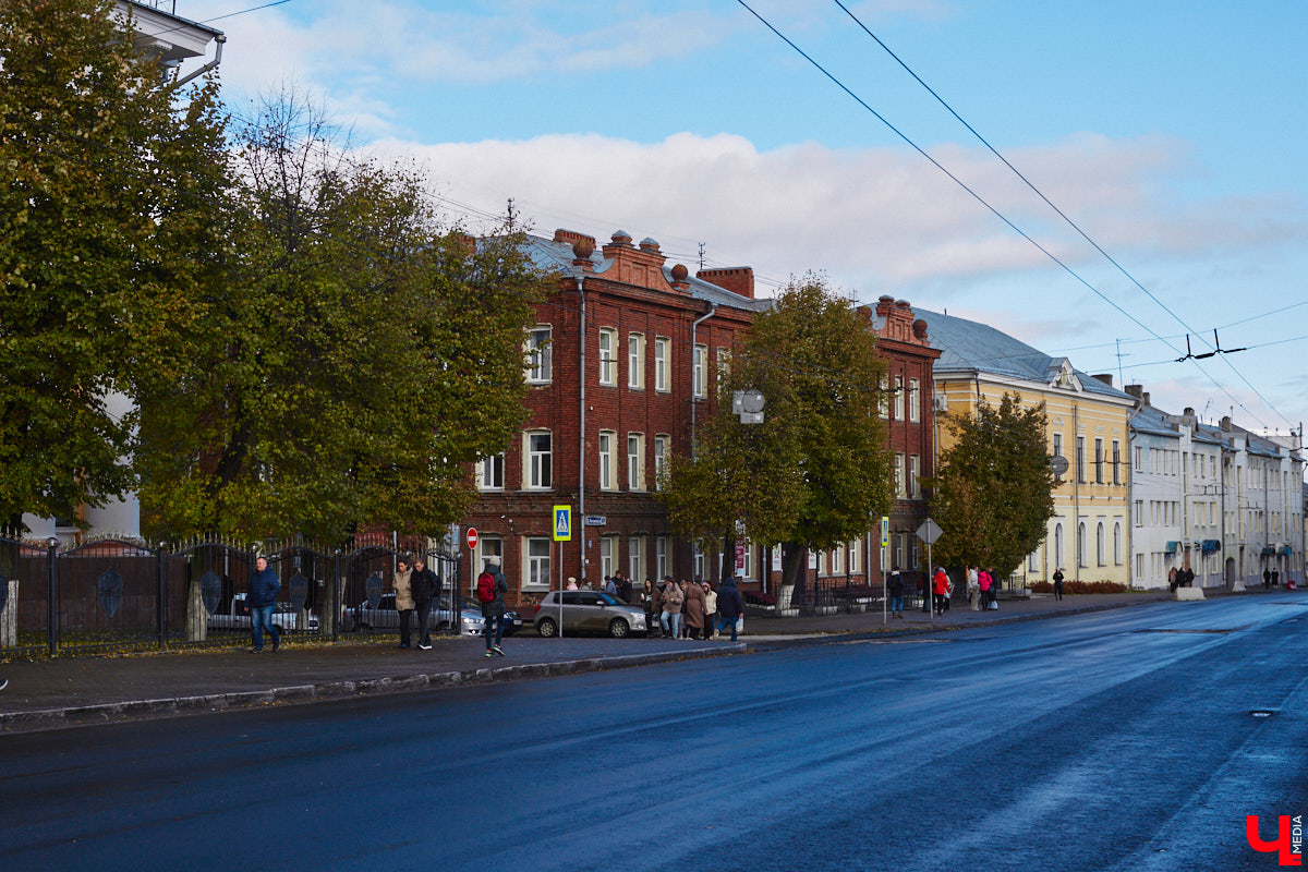 Яков Ревякин, пожалуй, один из самых известных архитекторов нашего города. Около 50 лет он прожил о Владимире. Почти все здания, построенные по его проектам, сохранились и являются памятниками архитектуры. Без его модерна и псевдорусского стиля невозможно сейчас представить облик исторического центра. Предлагаем вспомнить жизненный путь нашего выдающегося земляка и его яркие работы.