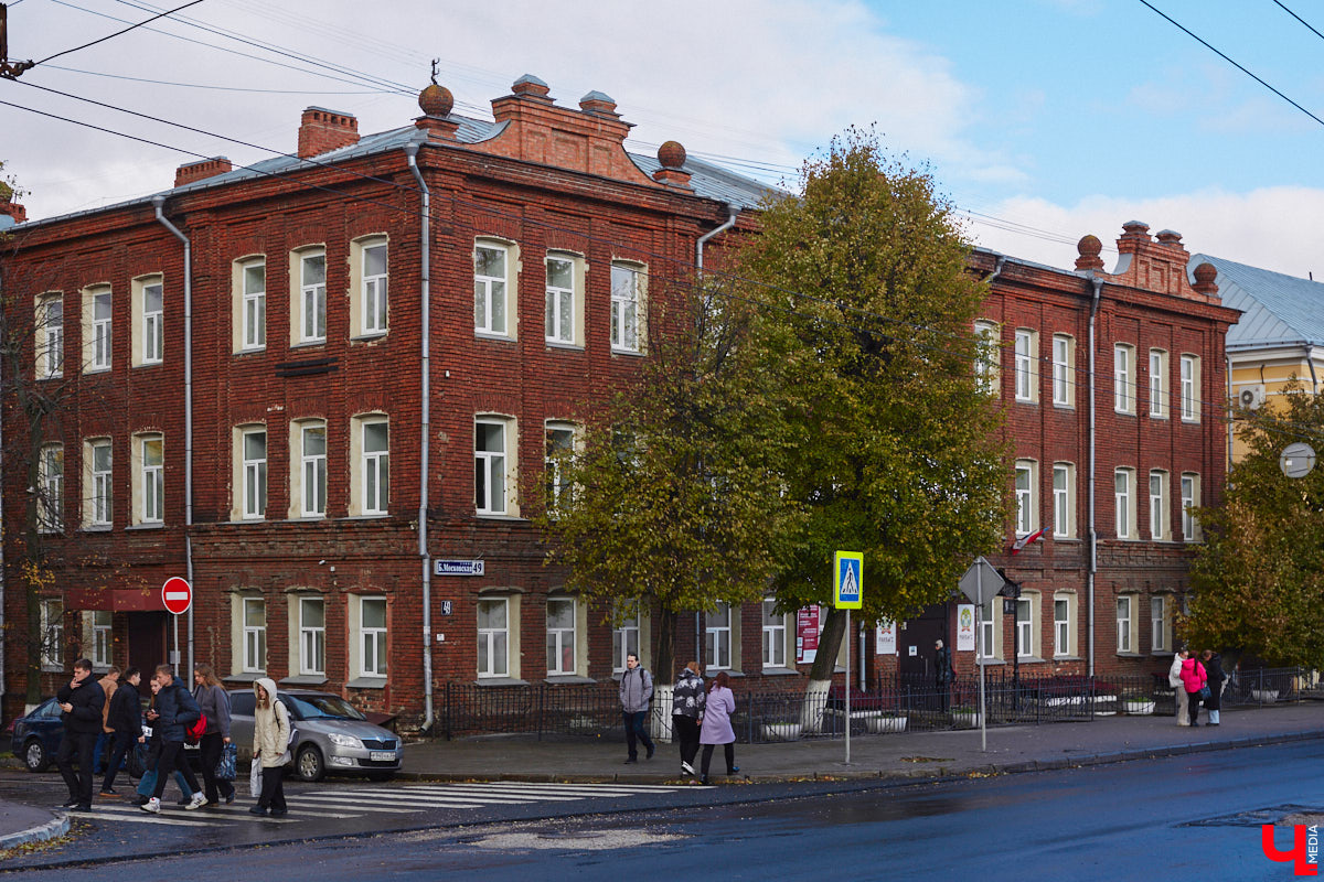 Яков Ревякин, пожалуй, один из самых известных архитекторов нашего города. Около 50 лет он прожил о Владимире. Почти все здания, построенные по его проектам, сохранились и являются памятниками архитектуры. Без его модерна и псевдорусского стиля невозможно сейчас представить облик исторического центра. Предлагаем вспомнить жизненный путь нашего выдающегося земляка и его яркие работы.