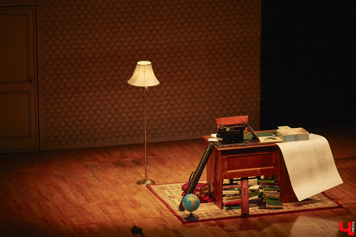 В 33 года Евгений Гришковец впервые профессионально вышел на сцену и с марта 2000 года сыграл более 2,5 тысяч спектаклей, но для него это по-прежнему событие, которое волнует. Может быть, поэтому свое знакомство с владимирской аудиторией артист начал с выстраивания доверительных отношений. И только потом приступил к действу.