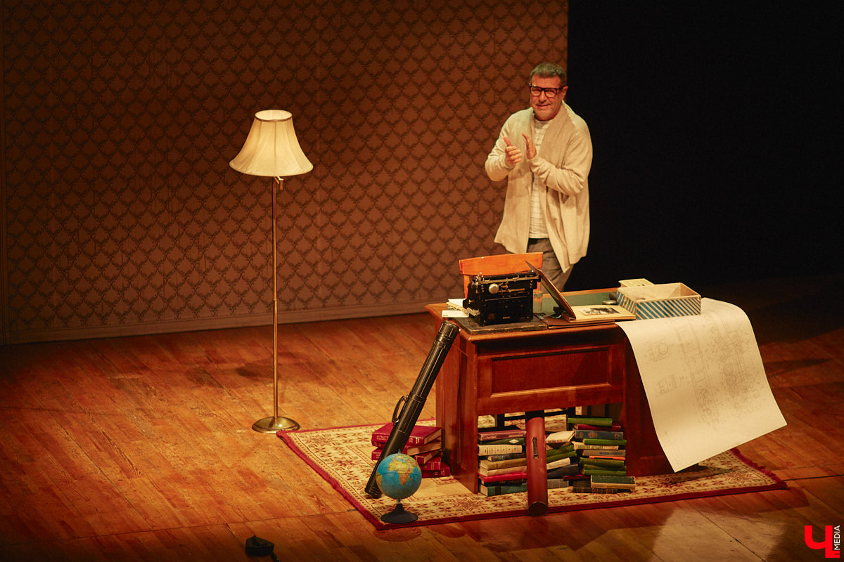 В 33 года Евгений Гришковец впервые профессионально вышел на сцену и с марта 2000 года сыграл более 2,5 тысяч спектаклей, но для него это по-прежнему событие, которое волнует. Может быть, поэтому свое знакомство с владимирской аудиторией артист начал с выстраивания доверительных отношений. И только потом приступил к действу.