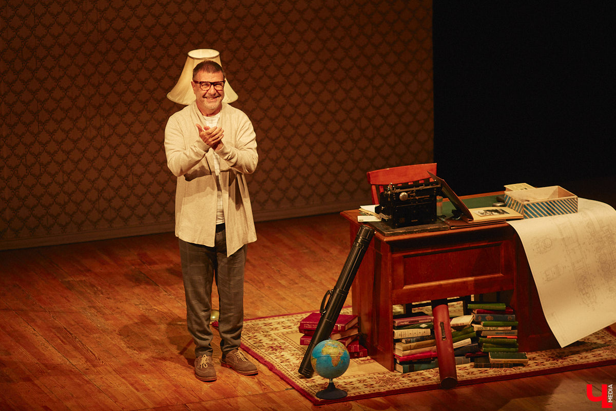 В 33 года Евгений Гришковец впервые профессионально вышел на сцену и с марта 2000 года сыграл более 2,5 тысяч спектаклей, но для него это по-прежнему событие, которое волнует. Может быть, поэтому свое знакомство с владимирской аудиторией артист начал с выстраивания доверительных отношений. И только потом приступил к действу.