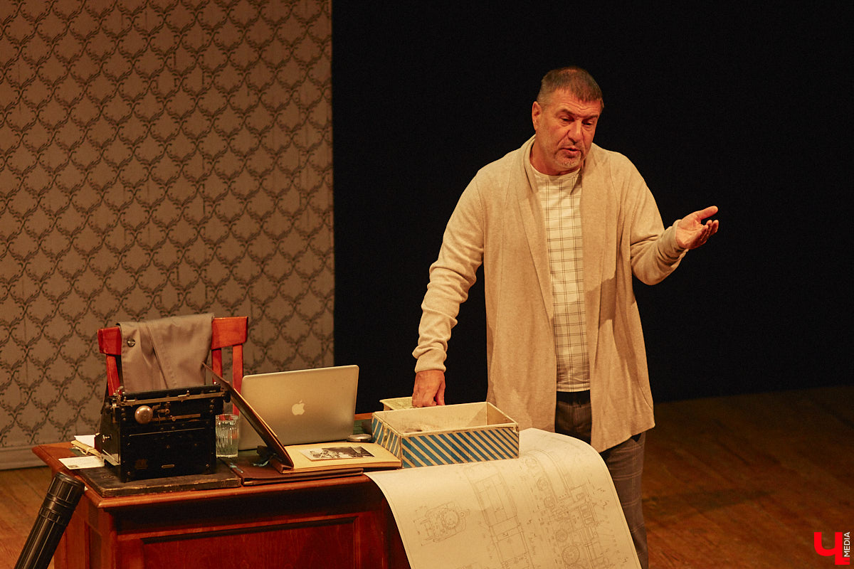 В 33 года Евгений Гришковец впервые профессионально вышел на сцену и с марта 2000 года сыграл более 2,5 тысяч спектаклей, но для него это по-прежнему событие, которое волнует. Может быть, поэтому свое знакомство с владимирской аудиторией артист начал с выстраивания доверительных отношений. И только потом приступил к действу.