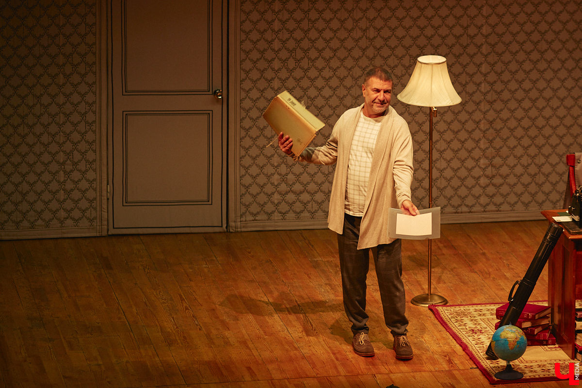 В 33 года Евгений Гришковец впервые профессионально вышел на сцену и с марта 2000 года сыграл более 2,5 тысяч спектаклей, но для него это по-прежнему событие, которое волнует. Может быть, поэтому свое знакомство с владимирской аудиторией артист начал с выстраивания доверительных отношений. И только потом приступил к действу.