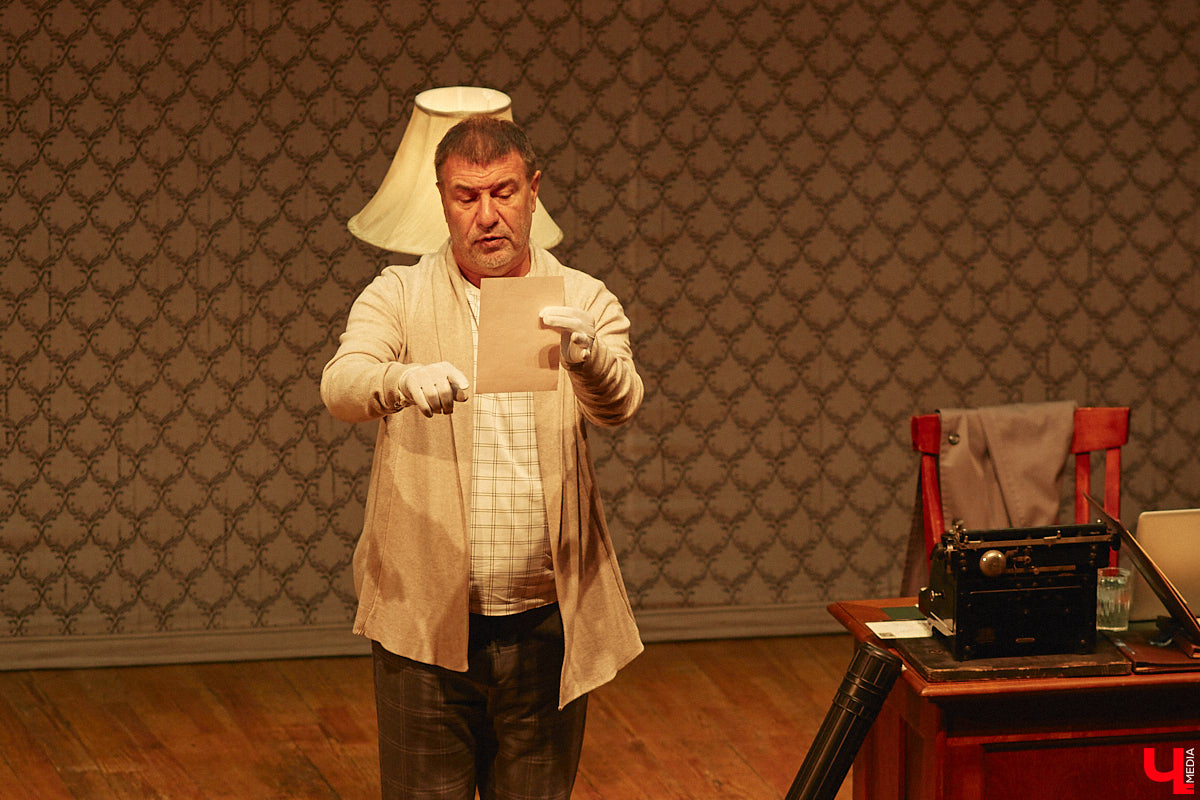 В 33 года Евгений Гришковец впервые профессионально вышел на сцену и с марта 2000 года сыграл более 2,5 тысяч спектаклей, но для него это по-прежнему событие, которое волнует. Может быть, поэтому свое знакомство с владимирской аудиторией артист начал с выстраивания доверительных отношений. И только потом приступил к действу.