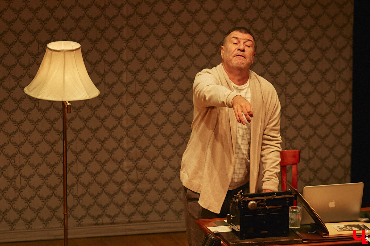 В 33 года Евгений Гришковец впервые профессионально вышел на сцену и с марта 2000 года сыграл более 2,5 тысяч спектаклей, но для него это по-прежнему событие, которое волнует. Может быть, поэтому свое знакомство с владимирской аудиторией артист начал с выстраивания доверительных отношений. И только потом приступил к действу.