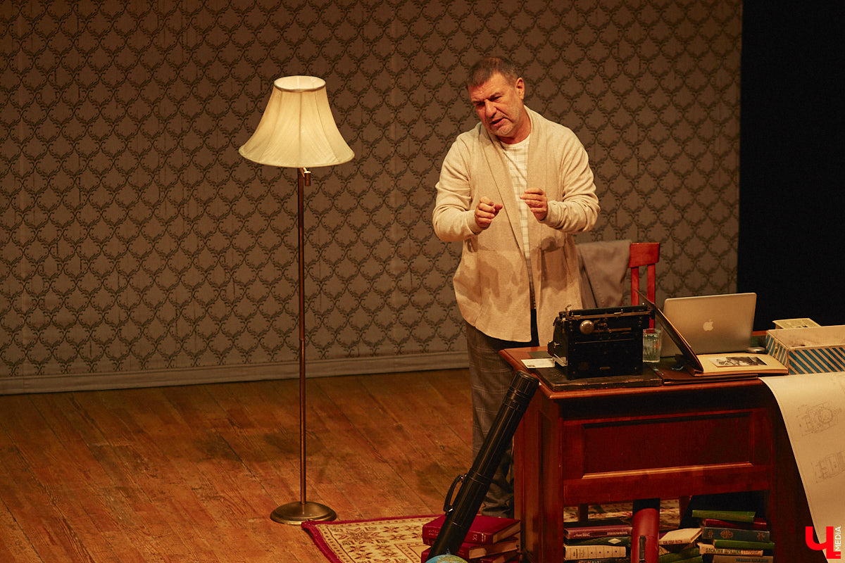 В 33 года Евгений Гришковец впервые профессионально вышел на сцену и с марта 2000 года сыграл более 2,5 тысяч спектаклей, но для него это по-прежнему событие, которое волнует. Может быть, поэтому свое знакомство с владимирской аудиторией артист начал с выстраивания доверительных отношений. И только потом приступил к действу.