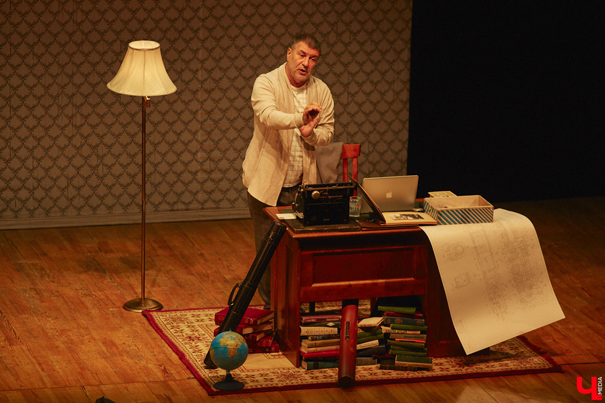 В 33 года Евгений Гришковец впервые профессионально вышел на сцену и с марта 2000 года сыграл более 2,5 тысяч спектаклей, но для него это по-прежнему событие, которое волнует. Может быть, поэтому свое знакомство с владимирской аудиторией артист начал с выстраивания доверительных отношений. И только потом приступил к действу.