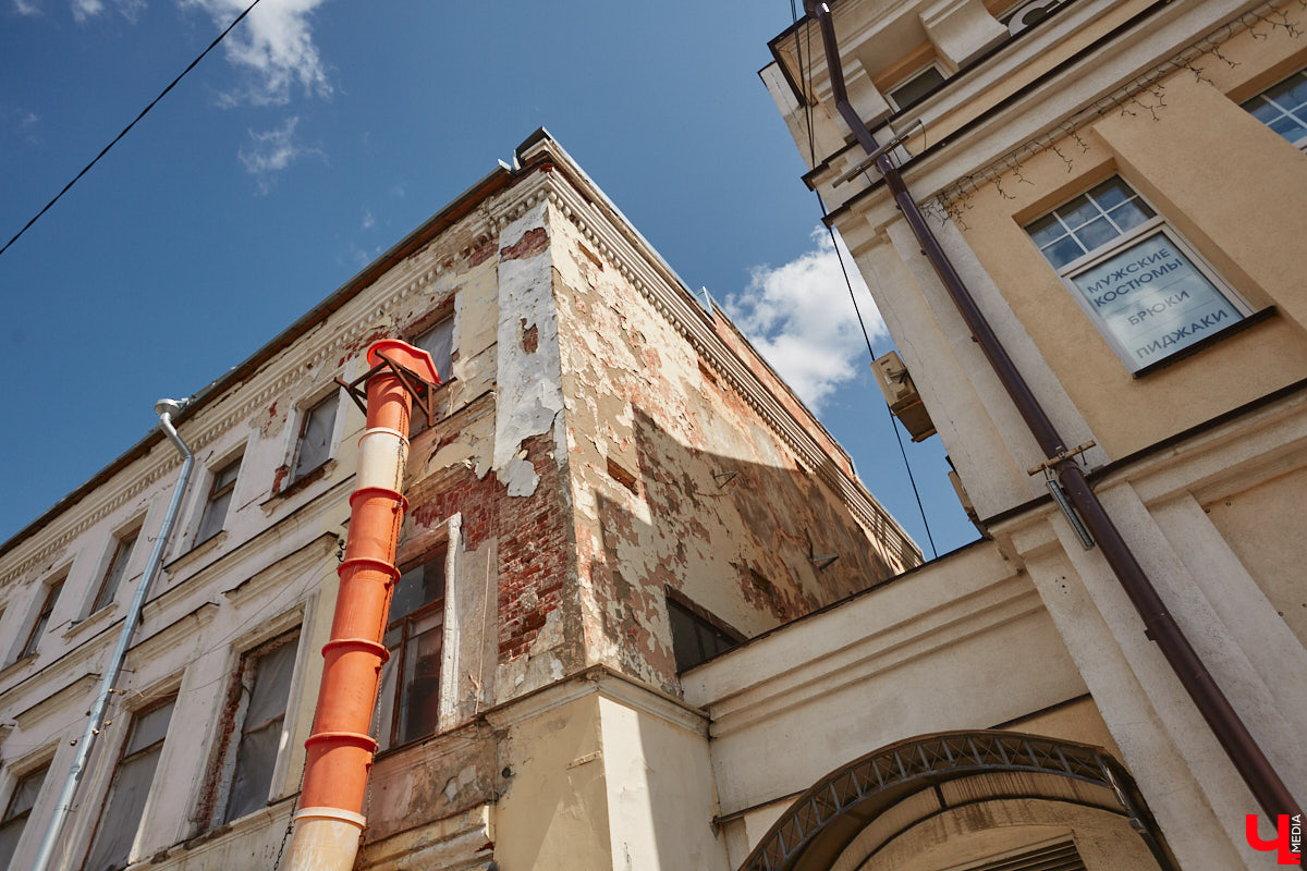 «Ключ-Медиа» решил вспомнить, какие восстановительные работы сейчас идут во Владимире, почему они затянулись и когда наконец здания, о которых пойдет речь в статье, приведут в порядок.