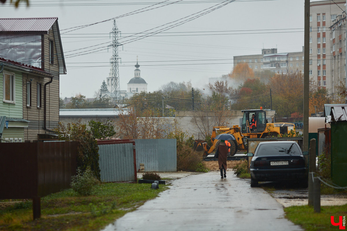 На Рпенском проезде разбирают последний жилой дом, который стоял в створе дороги. Бывшие собственники строения перебираются в новый коттедж в том же районе. Долгая история противостояния наконец-то завершена, что дает шанс сдать долгожданный объект до конца этого года.