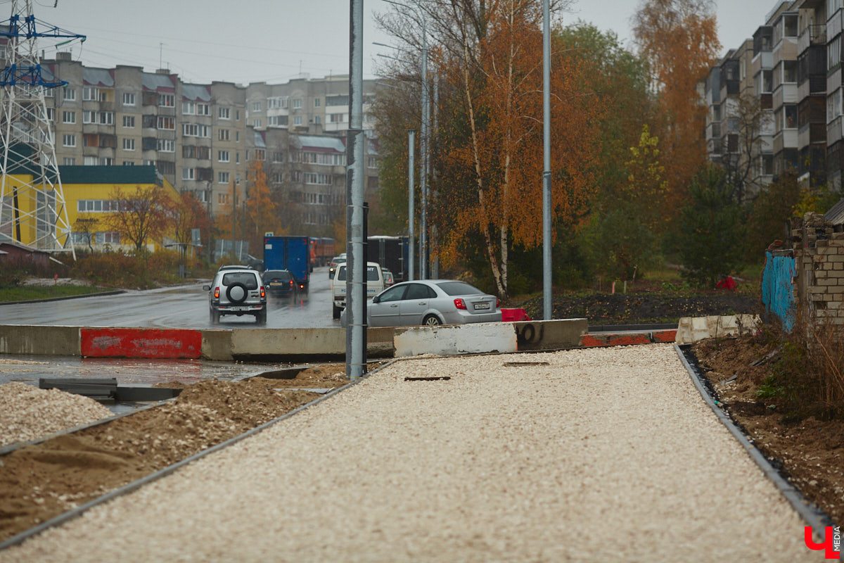 На Рпенском проезде разбирают последний жилой дом, который стоял в створе дороги. Бывшие собственники строения перебираются в новый коттедж в том же районе. Долгая история противостояния наконец-то завершена, что дает шанс сдать долгожданный объект до конца этого года.