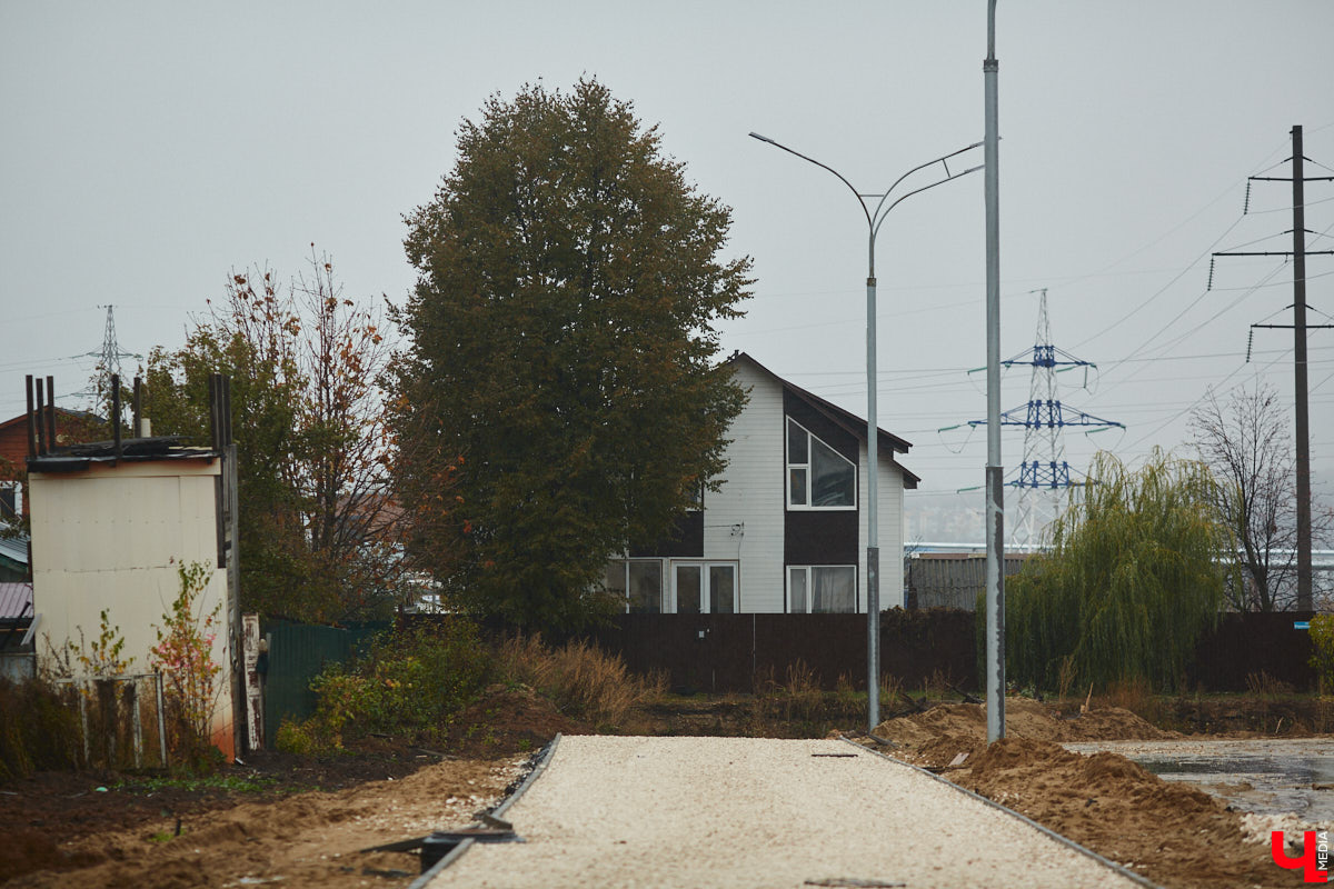 На Рпенском проезде разбирают последний жилой дом, который стоял в створе дороги. Бывшие собственники строения перебираются в новый коттедж в том же районе. Долгая история противостояния наконец-то завершена, что дает шанс сдать долгожданный объект до конца этого года.