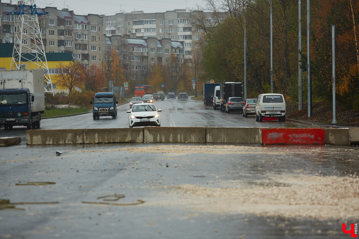 На Рпенском проезде разбирают последний жилой дом, который стоял в створе дороги. Бывшие собственники строения перебираются в новый коттедж в том же районе. Долгая история противостояния наконец-то завершена, что дает шанс сдать долгожданный объект до конца этого года.