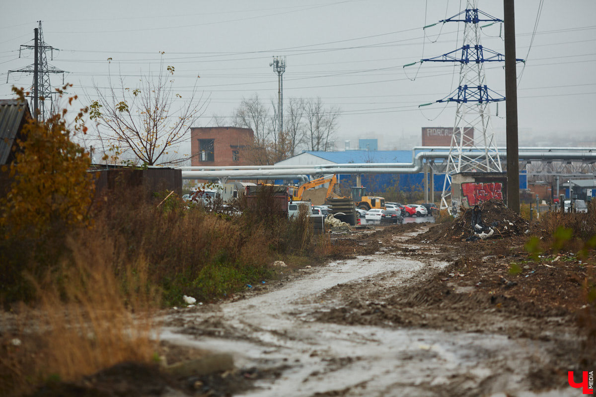 На Рпенском проезде разбирают последний жилой дом, который стоял в створе дороги. Бывшие собственники строения перебираются в новый коттедж в том же районе. Долгая история противостояния наконец-то завершена, что дает шанс сдать долгожданный объект до конца этого года.