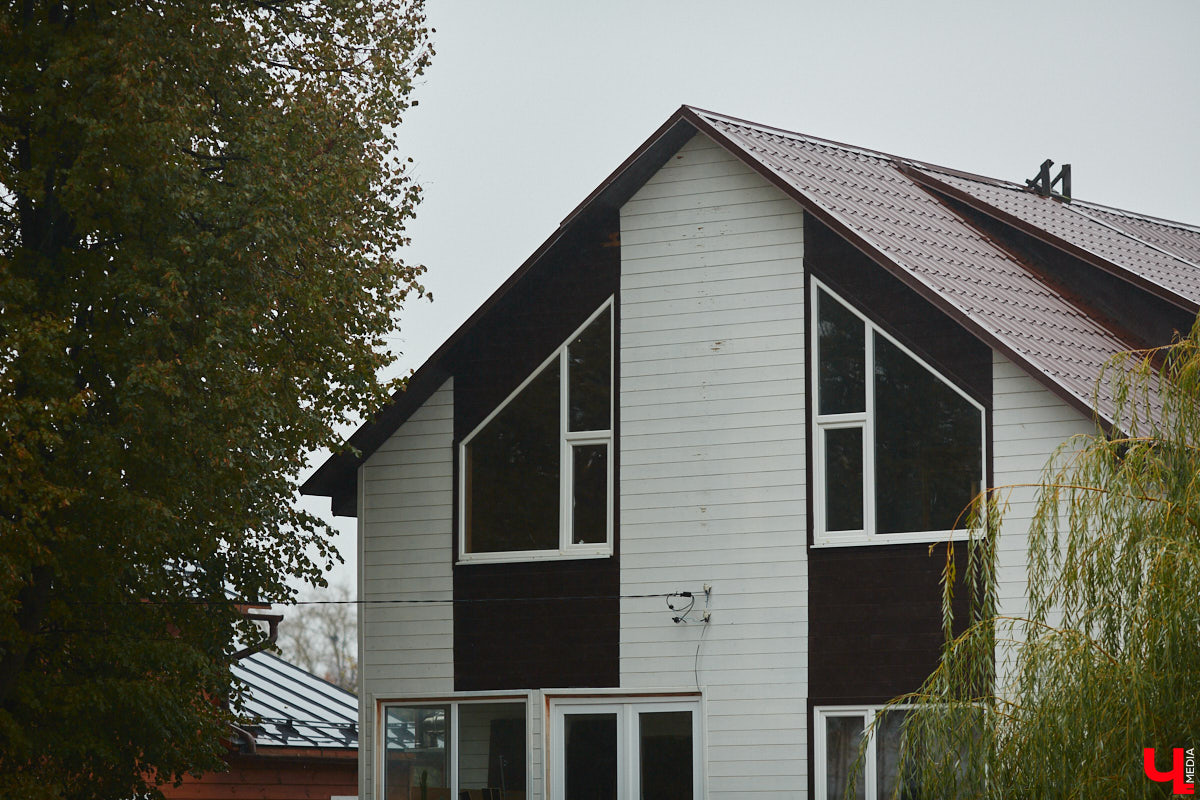 На Рпенском проезде разбирают последний жилой дом, который стоял в створе дороги. Бывшие собственники строения перебираются в новый коттедж в том же районе. Долгая история противостояния наконец-то завершена, что дает шанс сдать долгожданный объект до конца этого года.