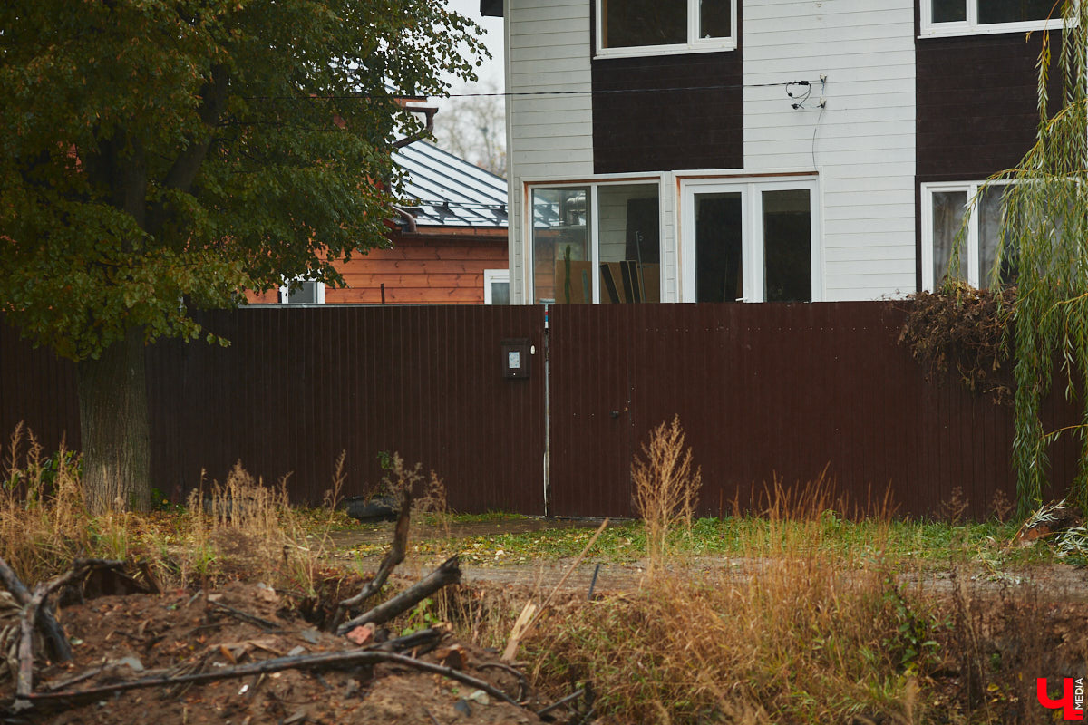 На Рпенском проезде разбирают последний жилой дом, который стоял в створе дороги. Бывшие собственники строения перебираются в новый коттедж в том же районе. Долгая история противостояния наконец-то завершена, что дает шанс сдать долгожданный объект до конца этого года.