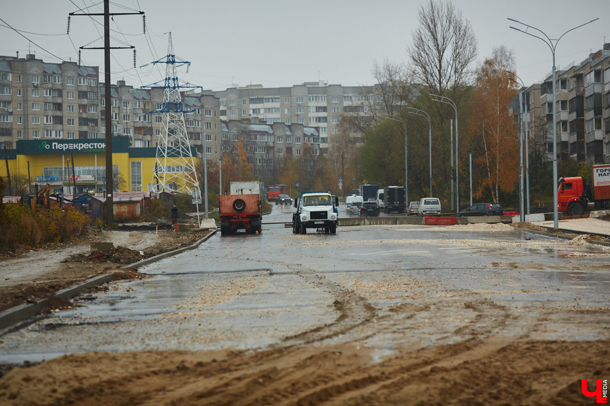 На Рпенском проезде разбирают последний жилой дом, который стоял в створе дороги. Бывшие собственники строения перебираются в новый коттедж в том же районе. Долгая история противостояния наконец-то завершена, что дает шанс сдать долгожданный объект до конца этого года.